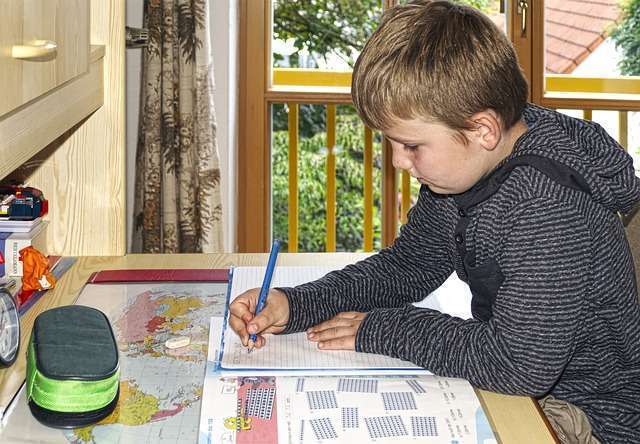 Quel bureau acheter à son enfant pour faire les devoirs dans de bonnes conditions ?